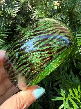VINTAGE LUCITE PLASTIC ZEBRA PRINT GREEN GLITTER SPARKLE WIDE BANGLE BRACELET
